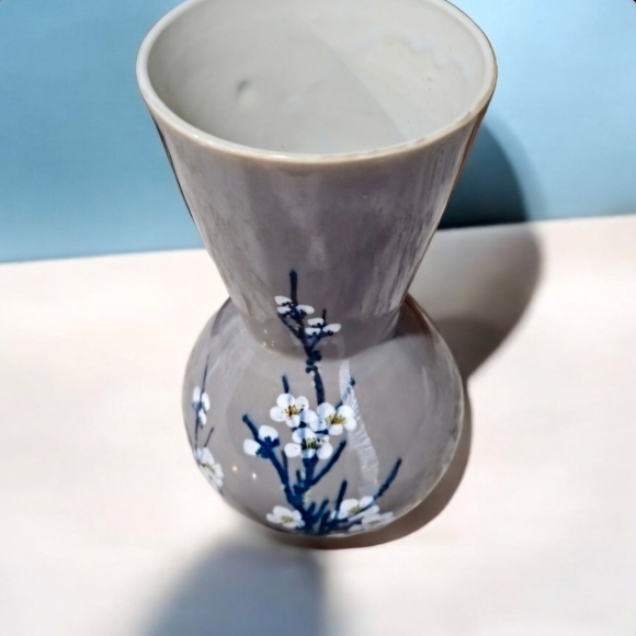 Vintage Hand Painted Vase Republic China Taiwan Made ROC Flowers White Porcelain - Picture 12 of 15